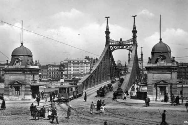Összeköttetések – Az Összekötő vasúti hídtól a Szabadság hídig 